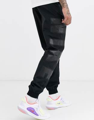 nike swoosh on tour pack cuffed cargo joggers in black