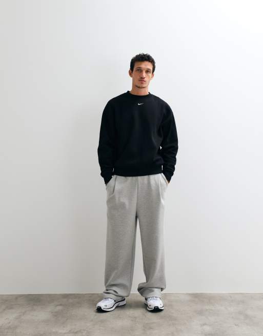 Nike Solo crew neck boxy sweatshirt in black, 3 of 5