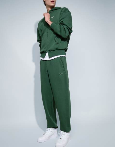 Nike Solo Fleece joggers med logo og opsmøgede ben i mørkegrøn - view 1