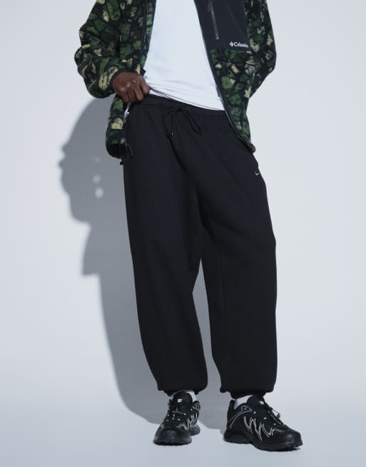 Nike Solo Fleece Jogginghose mit geradem Bein und Bündchen in Schwarz, 5 von 5