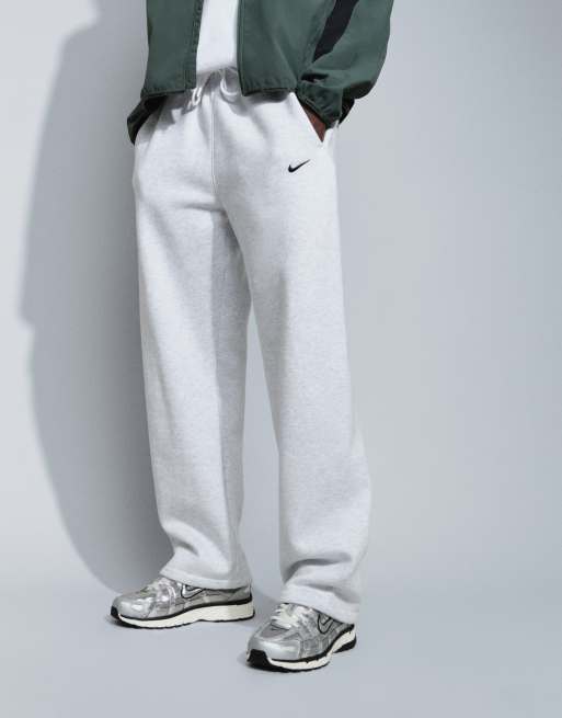 Nike Solo Fleece straight leg bungee joggers in lichtgrijs, 2 van 5