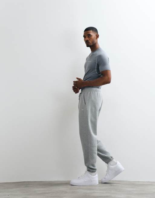 Nike Solo Fleece straight leg cuff joggers in light grey, 2 of 5