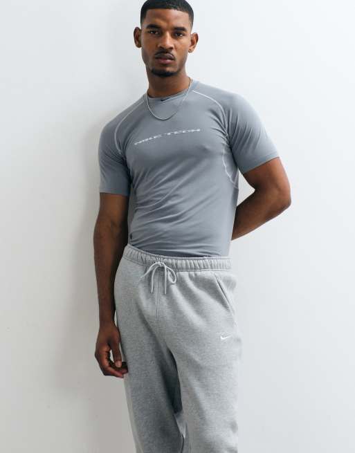 Nike Solo Fleece straight leg cuff joggers in light grey, 3 of 5