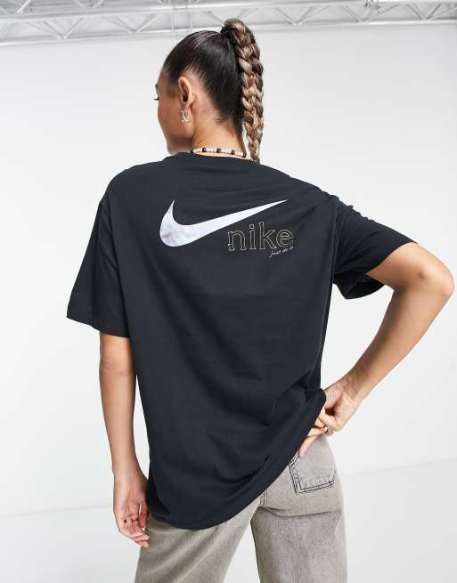 Nike - Sort boyfriend-T-shirt med skinnende Swoosh-logoprint bagpå