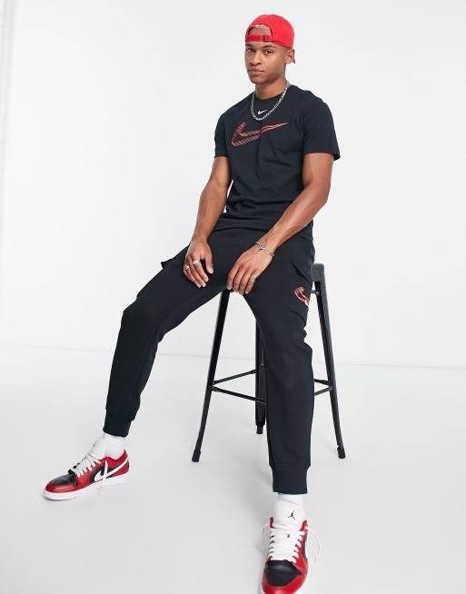 Nike - Sort og rød T-shirt med 3D swoosh-grafik, 3 af 4