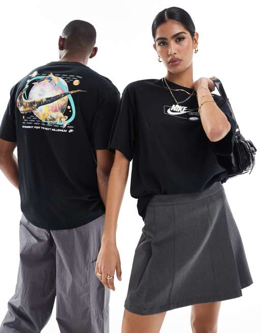 Nike - Sort T-shirt med kosmisk print på ryggen