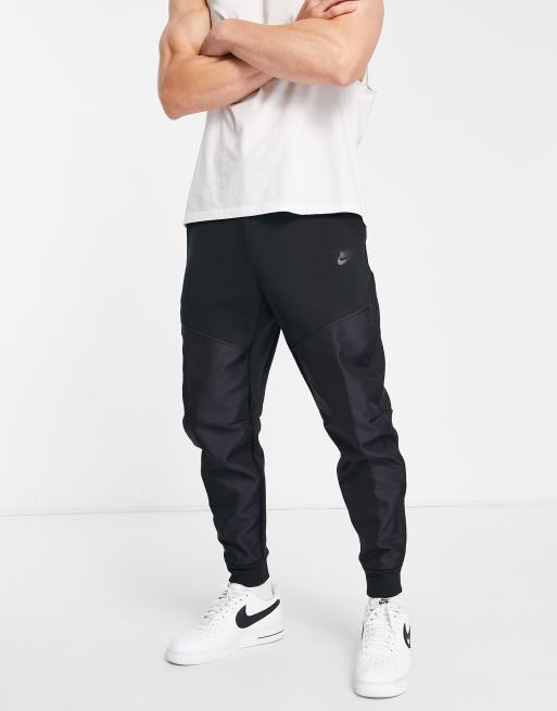 Nike - Sorte joggingbukser med overlag i tech-fleece