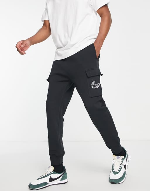 Nike - Sorte og hvide cargo-joggingbukser med Swoosh-logo med 3D-effekt i fleece