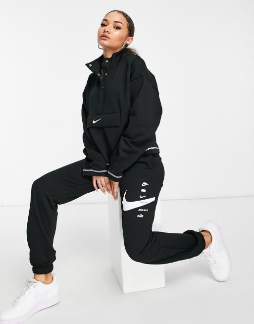 Nike - Cropped, oversized jogging-træningssæt i sort med swoosh-logo, 3 af 3