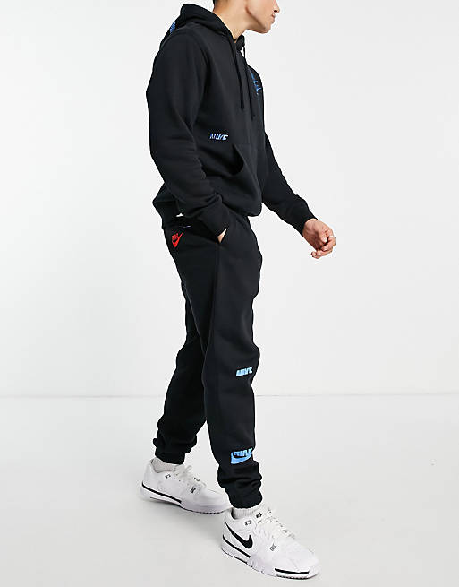 Nike – Sport Essentials Multi Futura – Jogginghose aus Fleece mit Logo in  Schwarz | ASOS