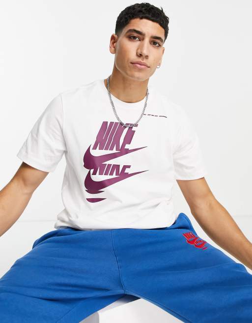 Nike - Sport Essentials - Multi Futura - T-shirt met logo in wit