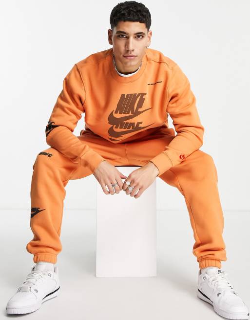 Nike - Sport Essentials - Orange sweatshirt med flere 'Futura'-logoer i fleece