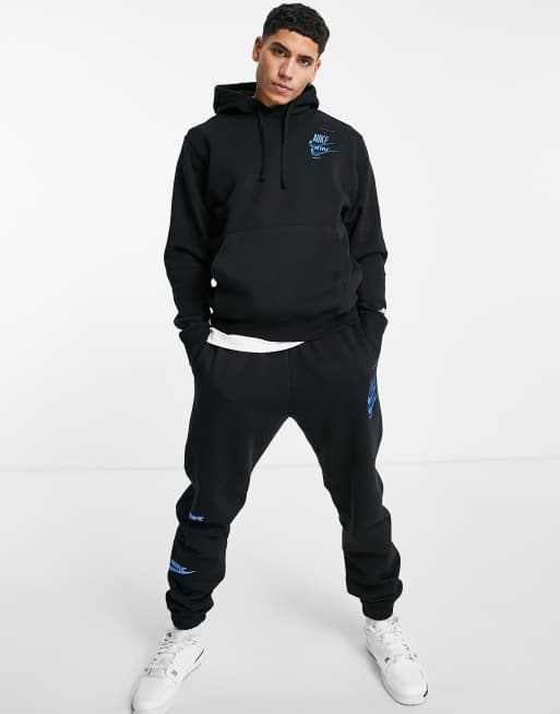 Nike Sport - Essentials - Sort hættetrøje med flere 'Futura'-logoer i fleece