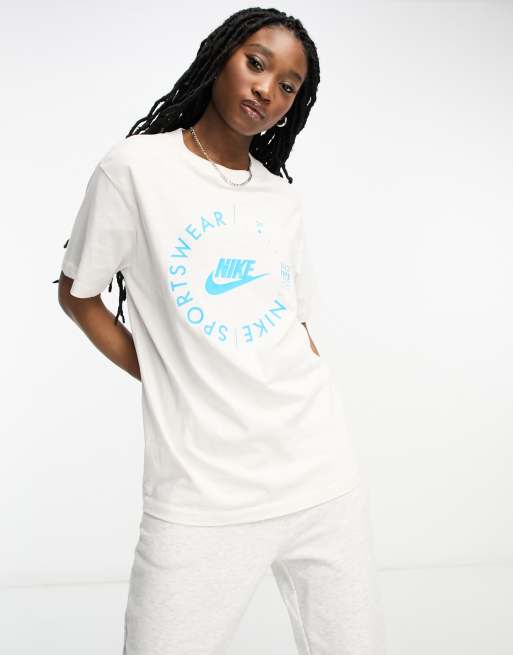 Nike - Sport Utility - Boyfriend T-shirt met grafische print in fantoom wit