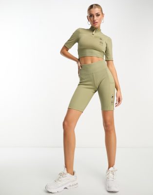 Nike - Sport Utility - Gerippte Legging-Shorts in neutralem Olivgrün