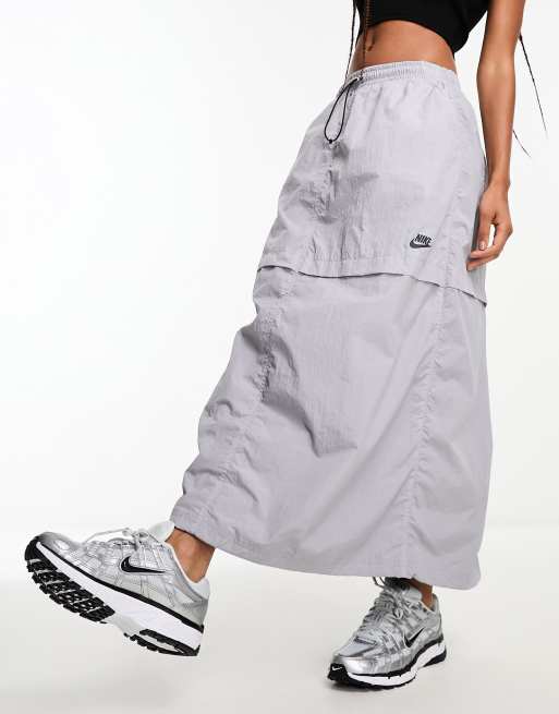 Nike Sport Utility Jupe longue cargo tissee Gris etain ASOS