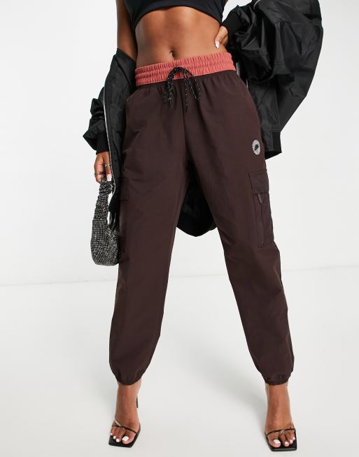Nike Sports - Pantaloni cargo multitasche marroni e color ruggine