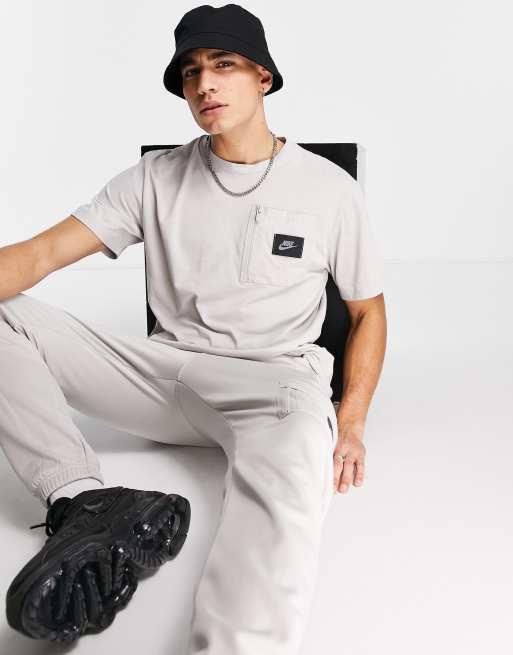 Nike – Sports Utility – Ljusgrå t-shirt i cargostil med ficka