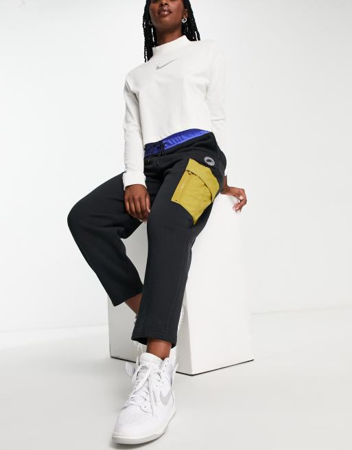 Nike - Sports Utility - Sorte og mosbeige cargobukser i fleece