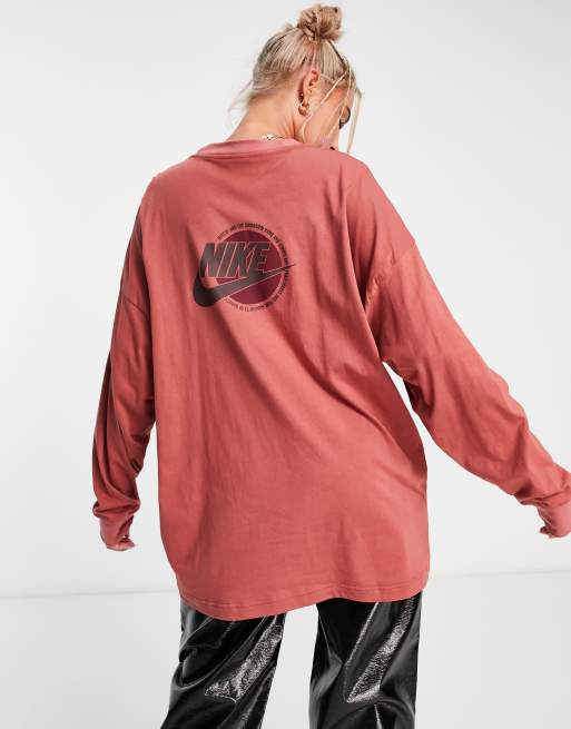 Nike - Sports Utility - T-shirt met lange mouwen en grafische print op de achterkant in roestig rood