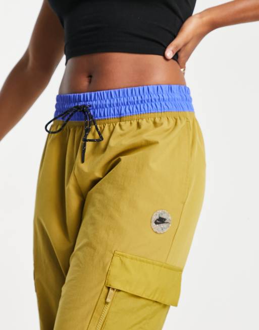 Nike Trend Woven baggy Parachute Pants in Blue