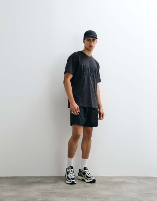 Nike Sportswear short sleeve crew neck T-shirt in black, 2 of 5