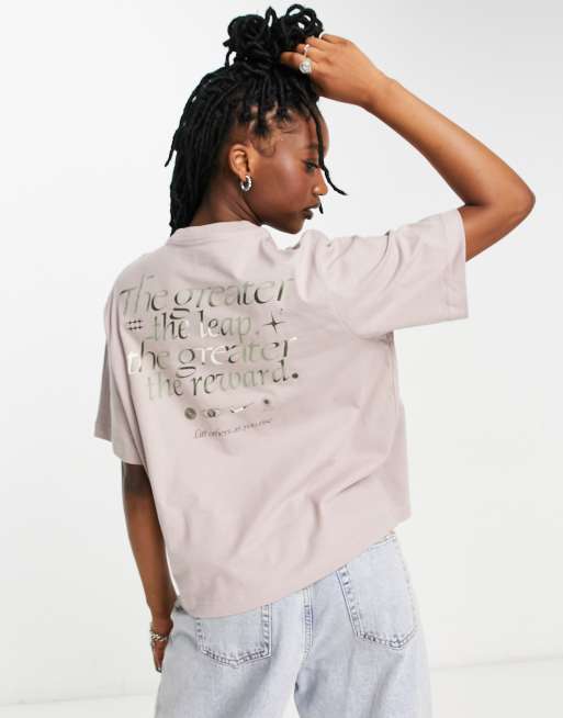 Nike - Sportswear - T-shirt color tartora con grafica sul retro