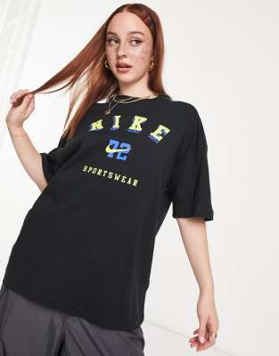 Nike Sportswear - T-Shirt in Schwarz mit College-Logo