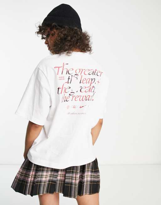 Nike - Sportswear - T-shirt met grafische print op de achterkant in wit
