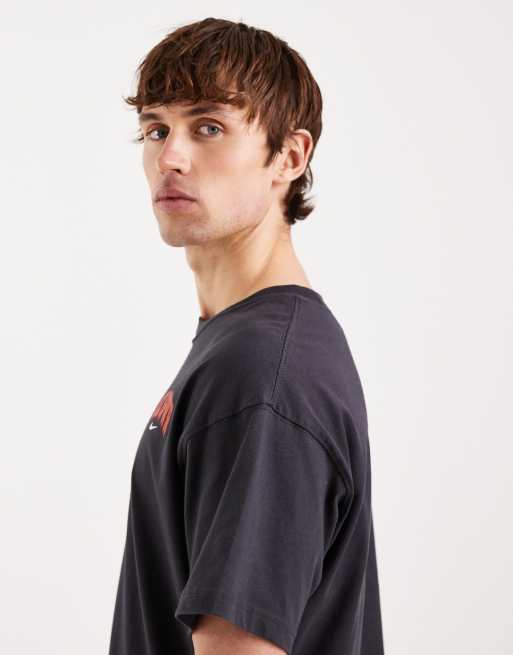 Nike - Sportswear - T-shirt nera con grafica stampata sul retro, 4 di 5