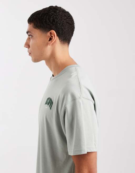 Nike - Sportswear - T-shirt verde chiaro con grafica stampata sul retro, 4 di 5