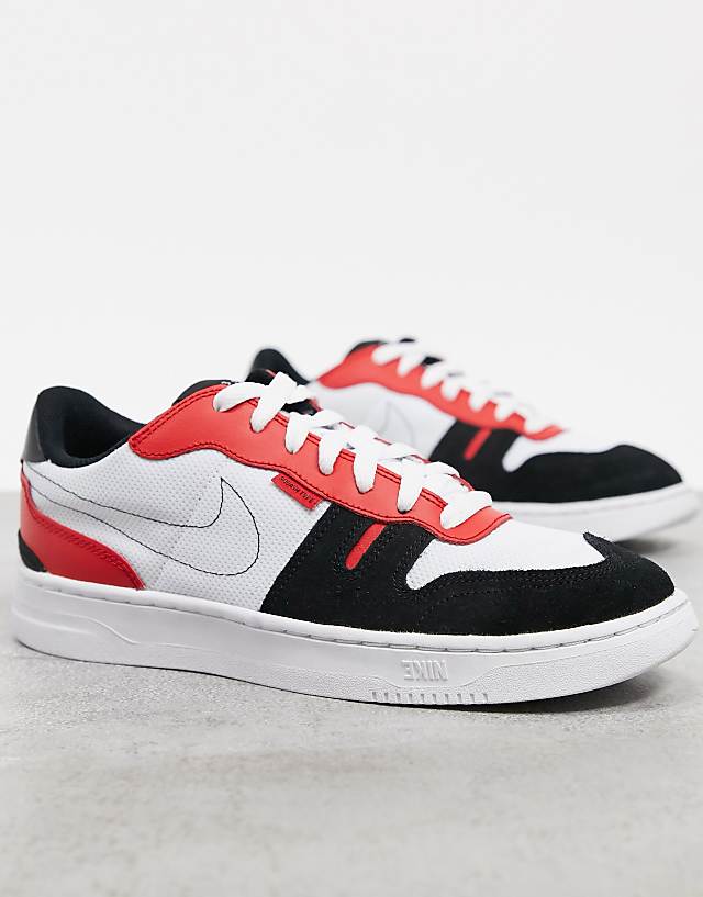 Nike â Squash-Type â BiaÅo-czerwone buty sportowe | ASOS