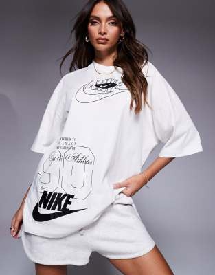 Nike - Street Dance - Oversize-T-Shirt in Weiß