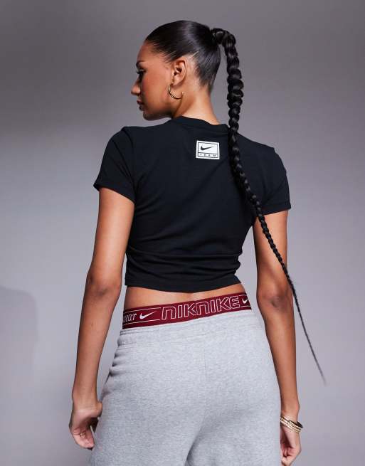 【Nike】★Tシャツ★ Women's Cropped Graphic T-Shirt Nike cropped graphic t-shirt in white | ASOS