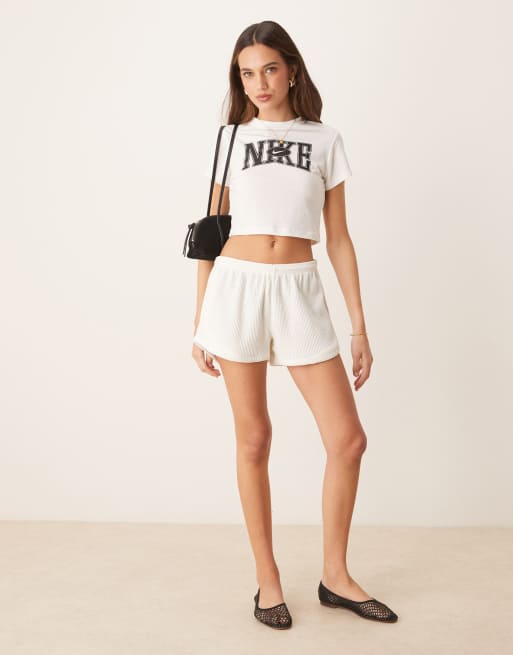 【NIKE】クール可愛い♪グラフィックトップStreet Graphic Top Nike Street graphic cropped t-shirt in black | ASOS