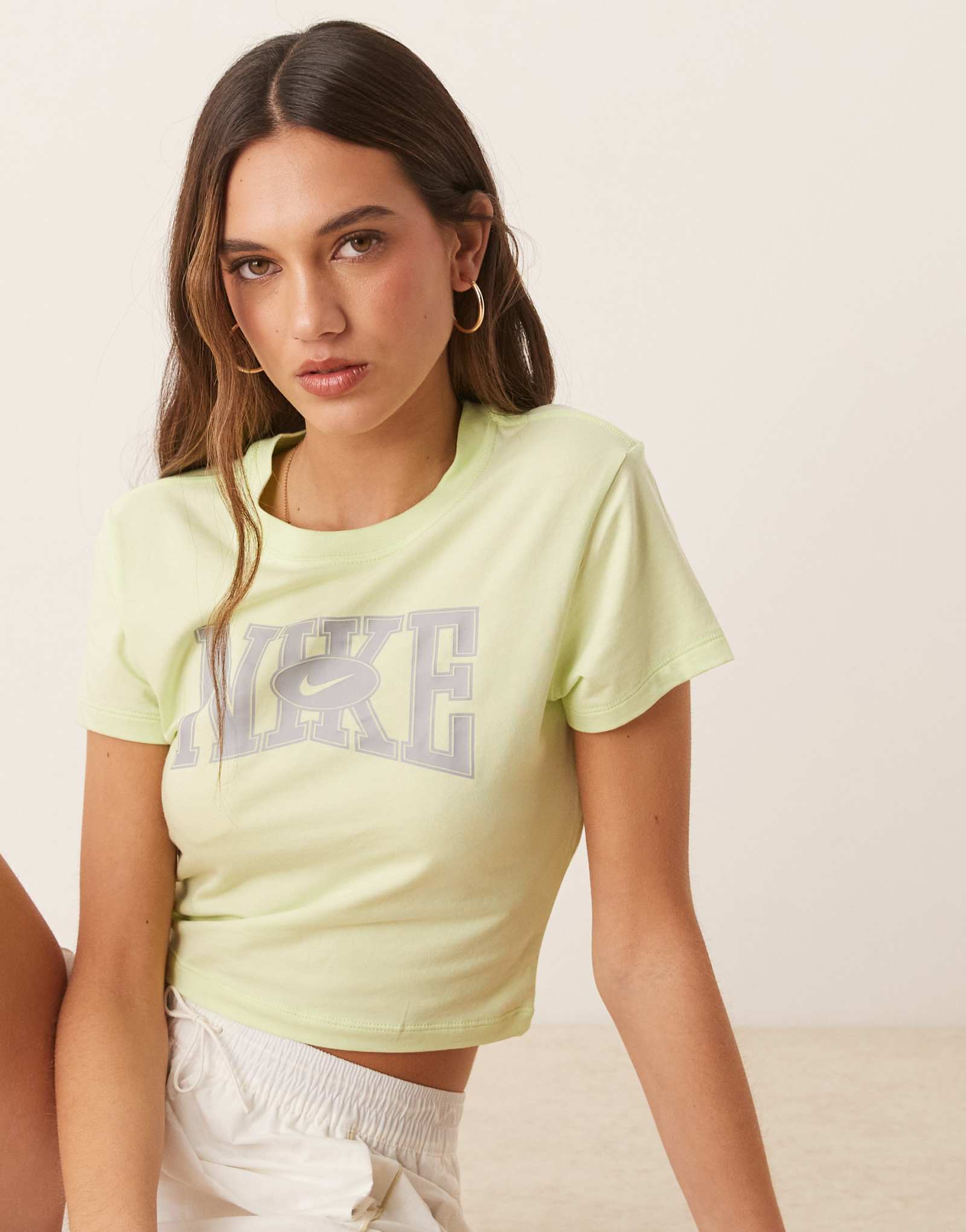 Укороченная футболка Nike Street с графическим рисунком цвета лайма