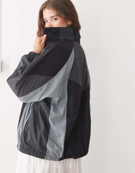 Nike - Street - Oversized trainingsjack met inzetstukken in zwart en grijs, 3 van 4