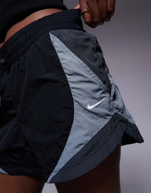 Nike - Street - Sort/gråt sæt med oversized træningsjakke med paneler og 3-tommer-shorts med paneler