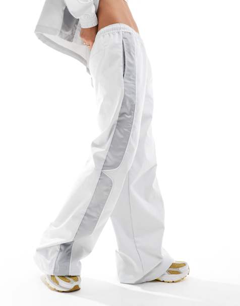 Nike – Streetwear – Hose aus Webstoff in Hellgrau - view 1