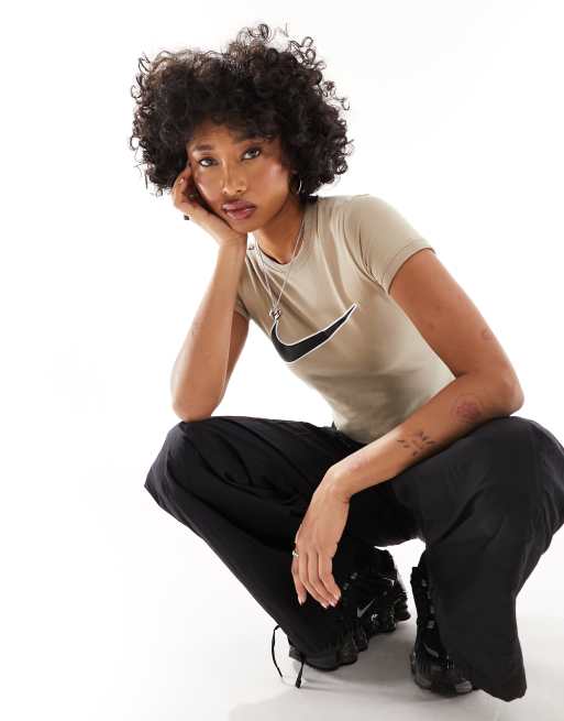 Nike – Streetwear – Knapp geschnittenes T-Shirt in Hellbraun 