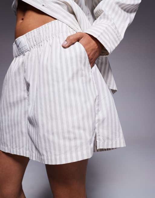 Nike striped poplin shorts in light gray, 3 of 5