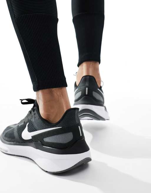 Nike – Structure 25 – Sneaker in Schwarz und Weiß, 3 von 5