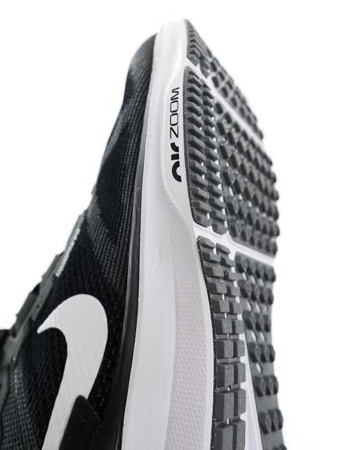 Nike Structure 25 sneakers in black and white, 4 of 5