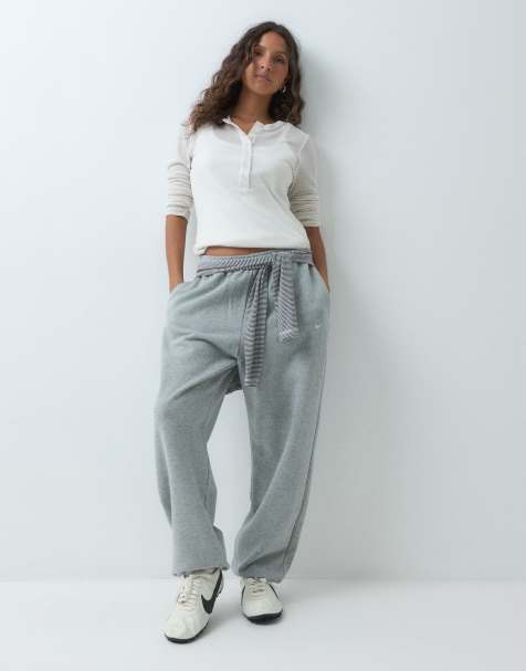Nike Studio Fleece joggers extragrandes de peso medio con puños en gris - view 1