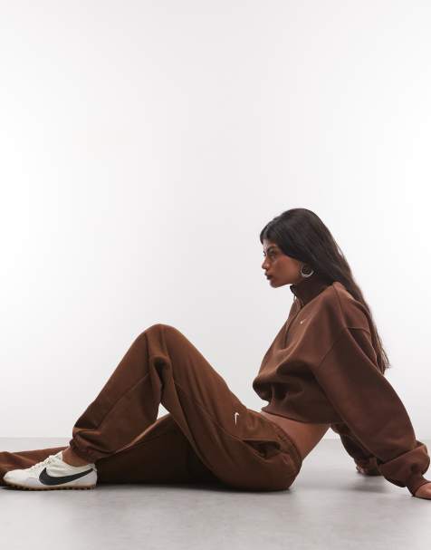 Nike Studio Fleece mellemtung oversized jogger med opsmøgede ben i brun - view 1
