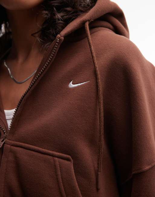 Nike Studio Fleece mittelschwerer Oversize-Kapuzenpullover mit Reißverschluss und verkürztem Schnitt in Braun, 3 von 4