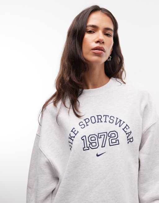 Nike Studio Fleece oversized varsity sweatshirt i ljusgrå, 3 av 4