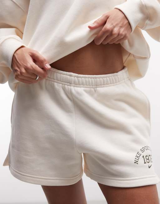 Nike Studio Fleece varsity-shorts i cream, 4 av 5