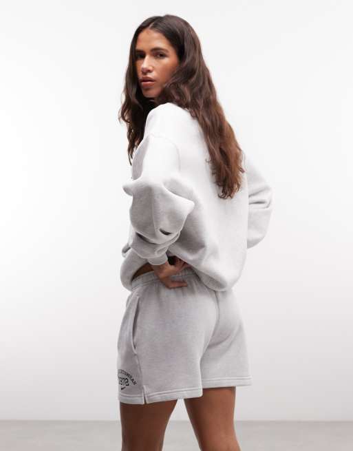 Nike Studio fleece varsity-shorts i lysegrå, 5 af 5