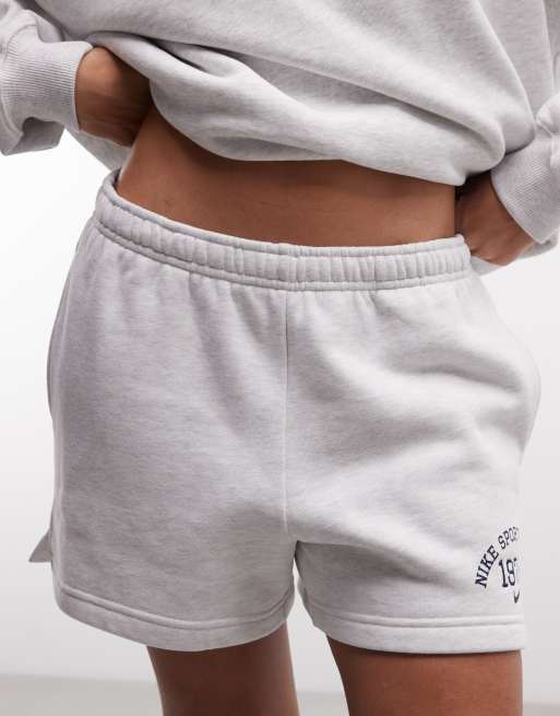 Nike Studio Fleece Varsity-Shorts in Hellgrau, 2 von 5